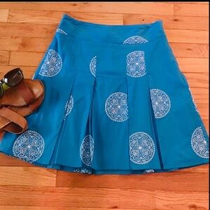 NEVER WORN ANN TAYLOR MEDALLION EMBROIDERED COTTON SKIRT - BOX PLEAT BRIGHT BLUE